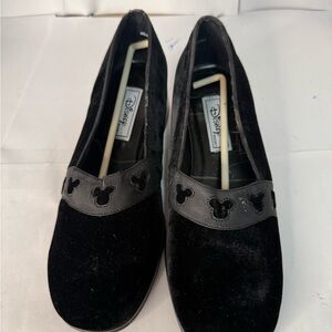 Vintage 90’s Disney Women's Black Velvet Loafers with Mickey Design size 9
